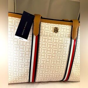 Tommy Hilfiger purse - NWT, never been used 💜